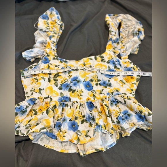 Francesca’s Womens Sz: L Floral. Flutter Sleeve. Tie Back. Peplum Top. Open back - Picture 3 of 12